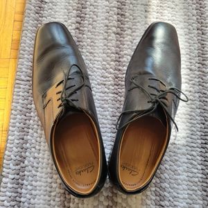 Clarks men's black leather dress shoes in size 12m